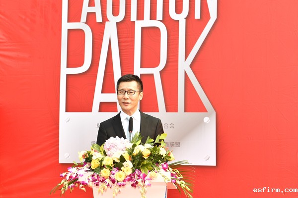 伟德app官方正版下载地址副会长、中国服装协会会长陈大鹏